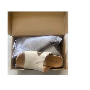 Trotters Women's Ivory Slide  Roxine Sandals. size: 9.5 W.